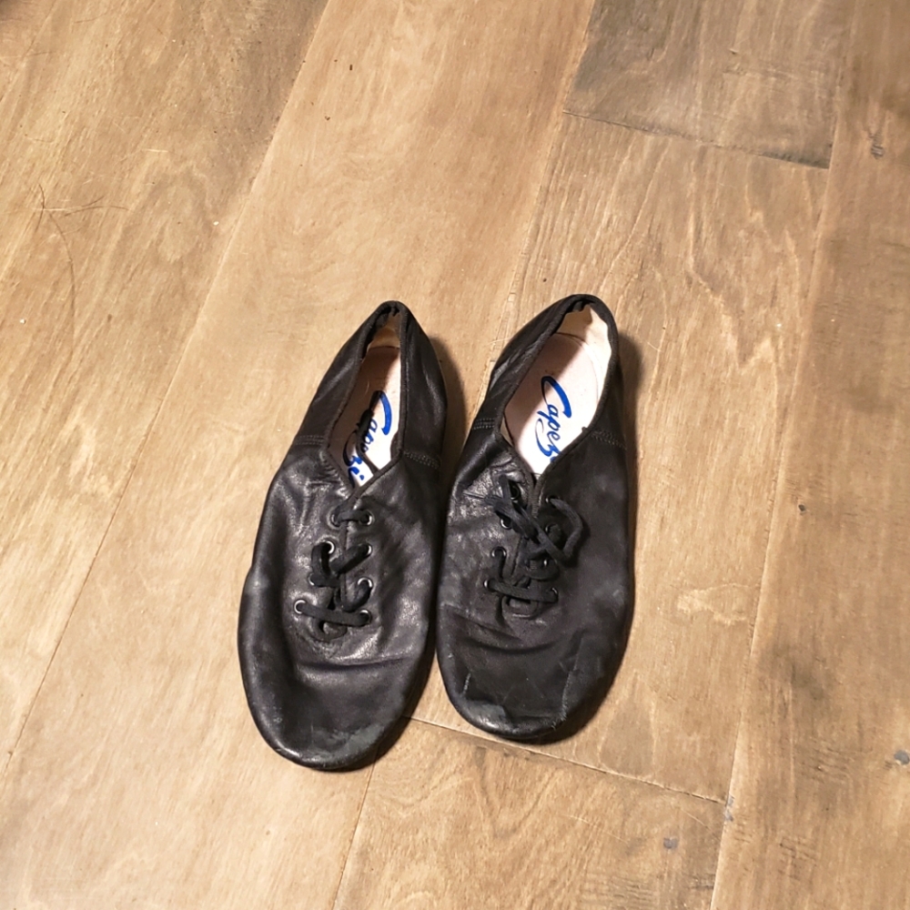 Capezio Dance Shoe - leather split sole jazz shoes - size 7.5 M
